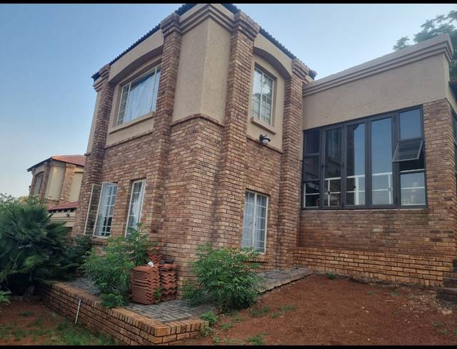 3 BEDROOM TOWNHOUSE FOR SALE IN SAFARI GARDENS